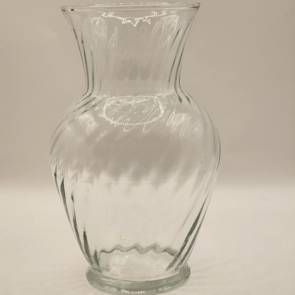Vintage Illusions Swirl‎ Ribbed Clear Glass Vase